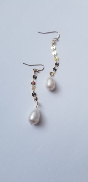 
                
                    Load image into Gallery viewer, Pearl Link Chain Drop Earrings
                
            