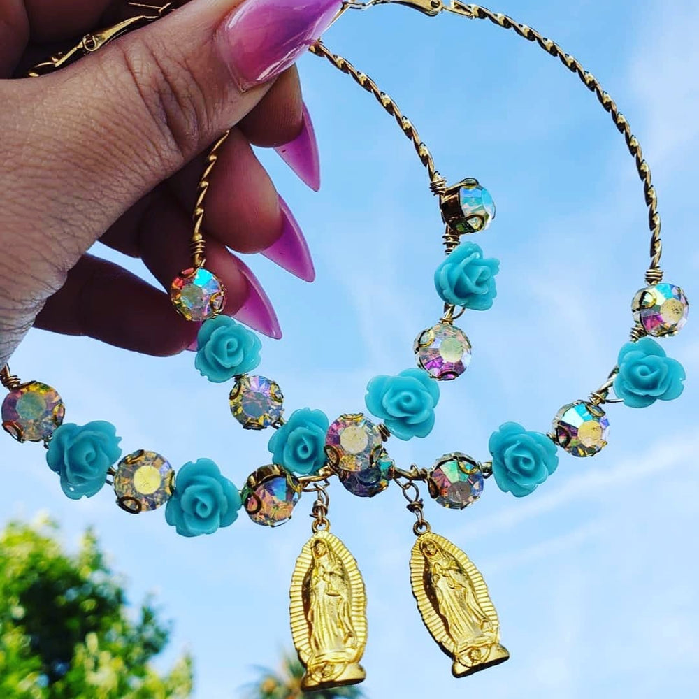 Virgencita Floral y Crystal Hoops